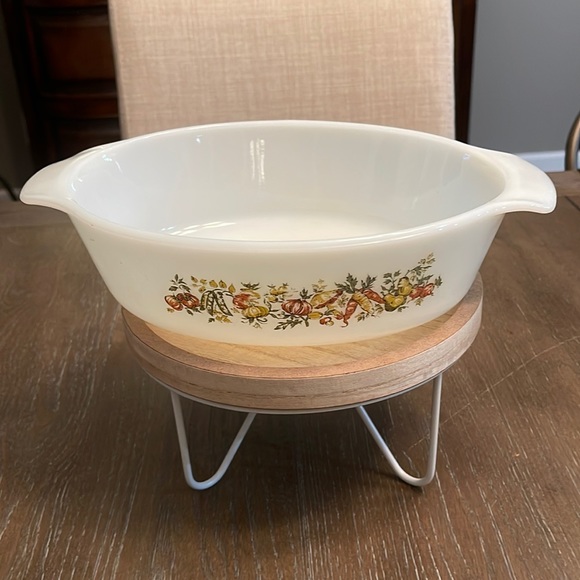 Anchor Hocking Other - Vintage 1.5 quart Anchor Hocking Milk Glass casserole dish without lid.